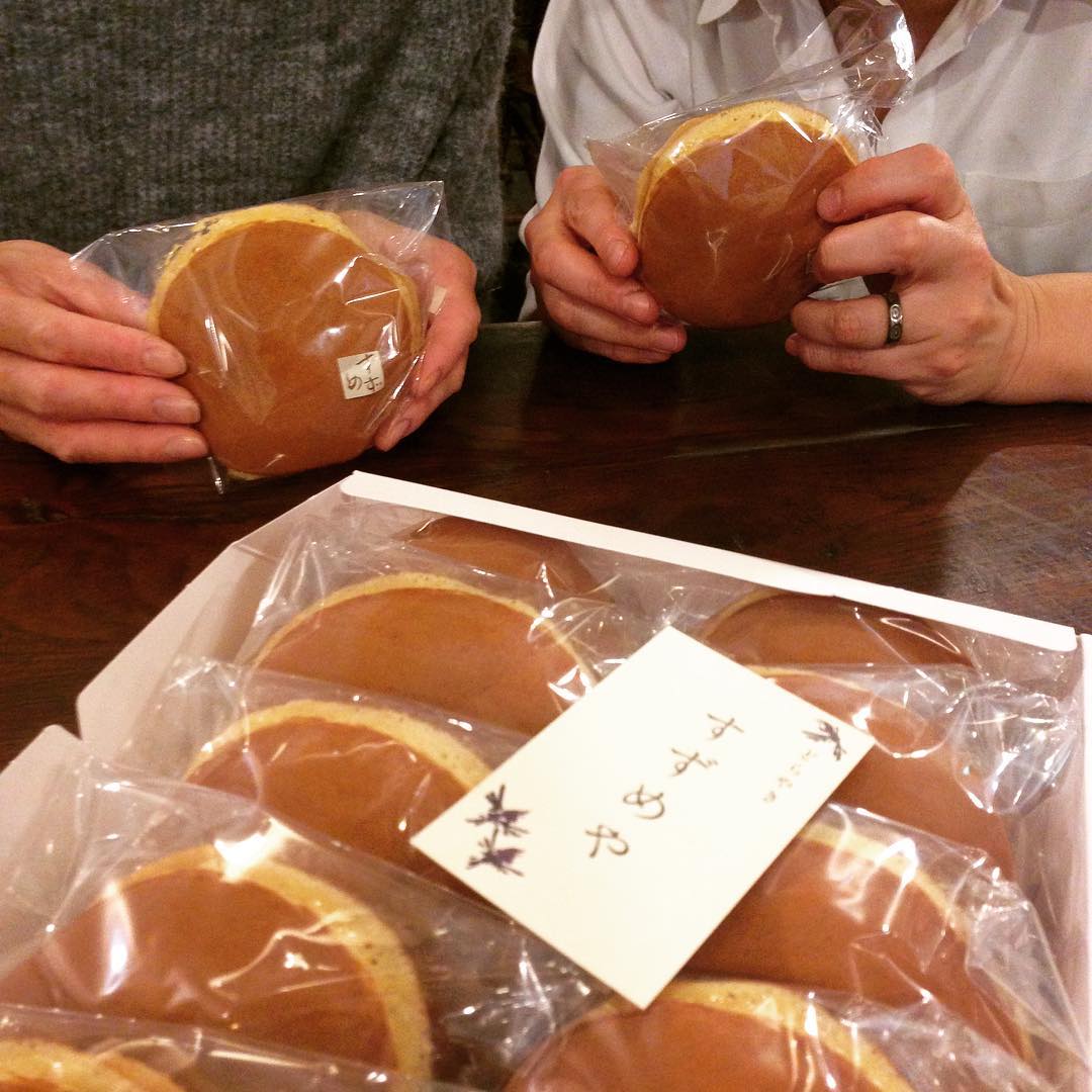 今日も美味しい写真です。お馴染みのお客様からいただきました池袋は「すずめや」さんのどらやきです。１日900個作っていても売り切れる人気のどらやき。美味しいものを贈るというお気持ち、勉強になります。いつも本当にありがとうございます。美味しかったです！(うめ)