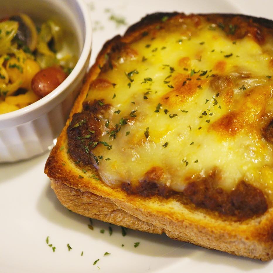 焼きたての写真じゃなくて申し訳ない…ひばりスターレストラン、本日も元気に営業中！あれ？ちょっと暇だなあ…
こちらは本気のキーマカレーチーズトースト。豆のマリネを添えてお出ししております。軽食につまみにうってつけ！サクサクの角形食パンがカレーにぴったりなんでさよー！（麻）