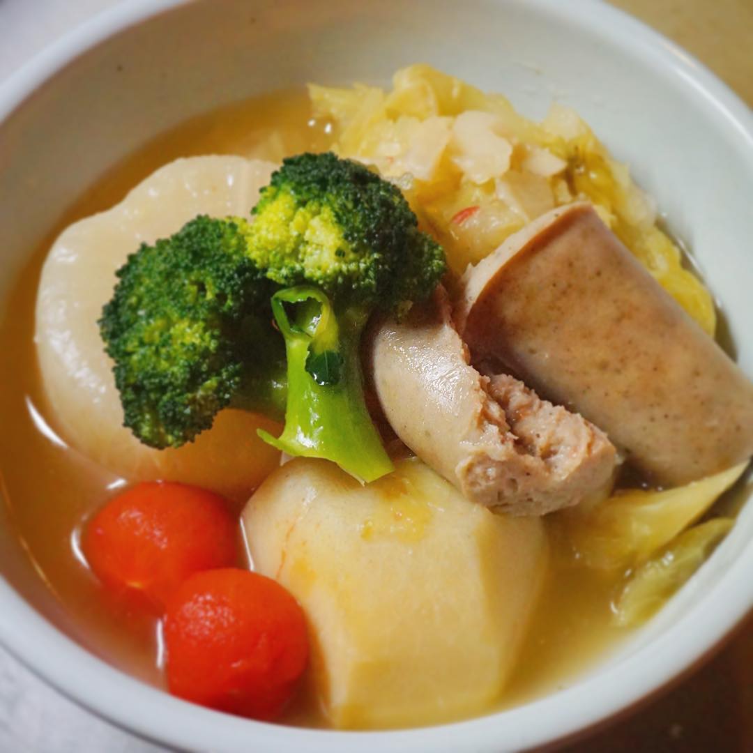 あたたか〜い、おでん、あります！
こんな寒い日にはなにが食べたいかな、と、考えまして、おでんを作りました。その名も「大人の洋風おでん盛り合わせ」！ おでんですから大根は欠かせない、野菜もりもり食べたいからキャベツとか入ってると嬉しいな、里芋もあったまるよね、本気に美味しい白ソーセージとかお酒に合うよね、ミニトマトとブロッコリーとか彩りにいいし栄養もあるよね、という感じで洋風おでんになりました。あれ？もしかして、和風ポトフなんじゃない？という噂もありますが、コンセプト的には完全に洋風おでんであります。
明日の夜はお席が豊富にございます！ぜひぜひあったまりに来てくださいね〜（麻）