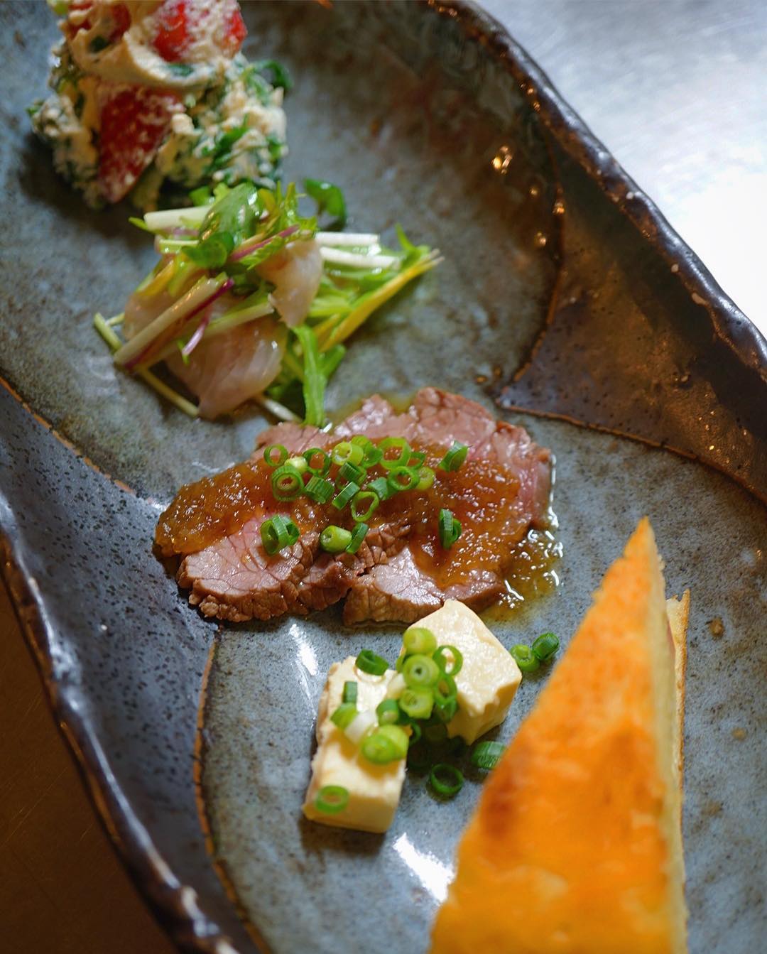 さて、今週も頑張っちゃうぞ！ バレンタインちょこもりだあーっ！
オススメは1人一皿！バレンタインと言いながら独立独歩なこの提案！自立した感じもまた良しでしょう？
洋食強化週間でありまして、ワインに合うおつまみをご用意しました。りんごとチーズのケークサレは甘×辛の組み合わせが美味しいおつまみ。クリームチーズの味噌漬けは昔ながらの製法で作られた味噌に漬け込んで通の味。和風ローストビーフは玉ねぎベースのソースで。白身魚の昆布じめ柚子マリネは香味野菜と柚子でさ食べるお刺身です。そして春菊といちごの白和えは、本気で美味しいいちごだから、もちろん美味しい！お一人様から楽しめるバレンタイン、どうぞリトスタにてお待ちしております！