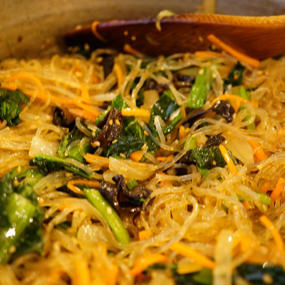 さてと韓国祭り！今夜のお通しもやっぱり韓国！で「チャプチェ」！いや、ワタクシ、コレ、大好物！と、ちらりと一足お先にお昼の賄いで小さくいただきました！今夜はまずはお通しぜひ！（笑）（お）