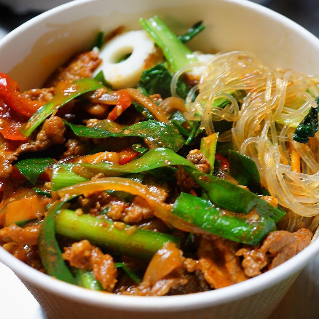 あー、のんびり進行中は土曜日の夜（苦笑）、とあるおなじみさんはいつものおまかせ弁当…今日は「プルコギどんぶり弁当」！…って、これもしやランチ「御膳」でイケルのでは？（笑）（お）