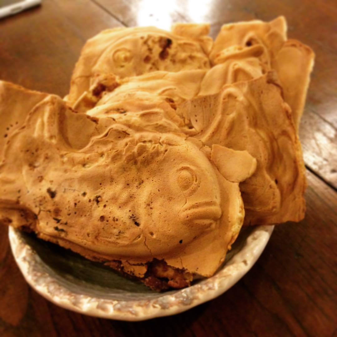 昨日の美味しい出来事。お馴染みのお客様からたい焼きいただきました！たい焼きって食べるとなぜか安心します。まかない後にみんなで生地に羽がついてるよ！ごまあんだよ！お店はどこにあるのかな？？と話に華を咲かせてくれたたい焼き。とても美味しかったです。ありがとうございました！(うめ)