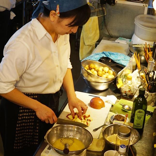 店長ミヤザキ、さくさくりんごを切っておりますが、えぇ、本日バレンタイン当日スタート！（笑）は「バレンタインちょこもり」！チーズとあわせてケークサレになるよ！（お）