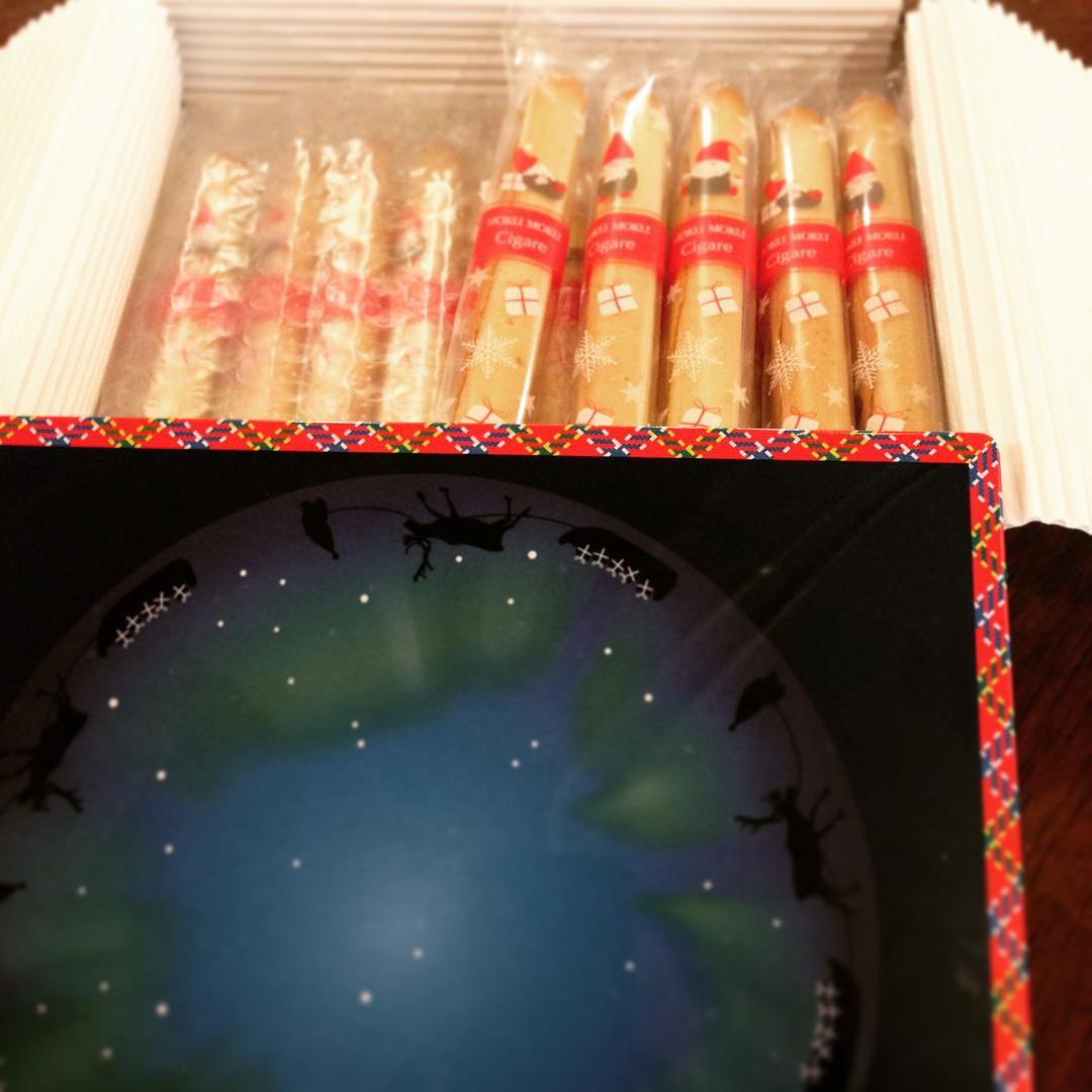 元学生スタッフまっつんのお子さんに、okayanと店長が小さな赤いおじさん(覚えてますか？)をクリスマスプレゼント。お返しのクリスマスデザインシガール、ありがとうございます。おすそ分けいただきました。まっつんファミリーの皆さん良い一年を。(うめ)