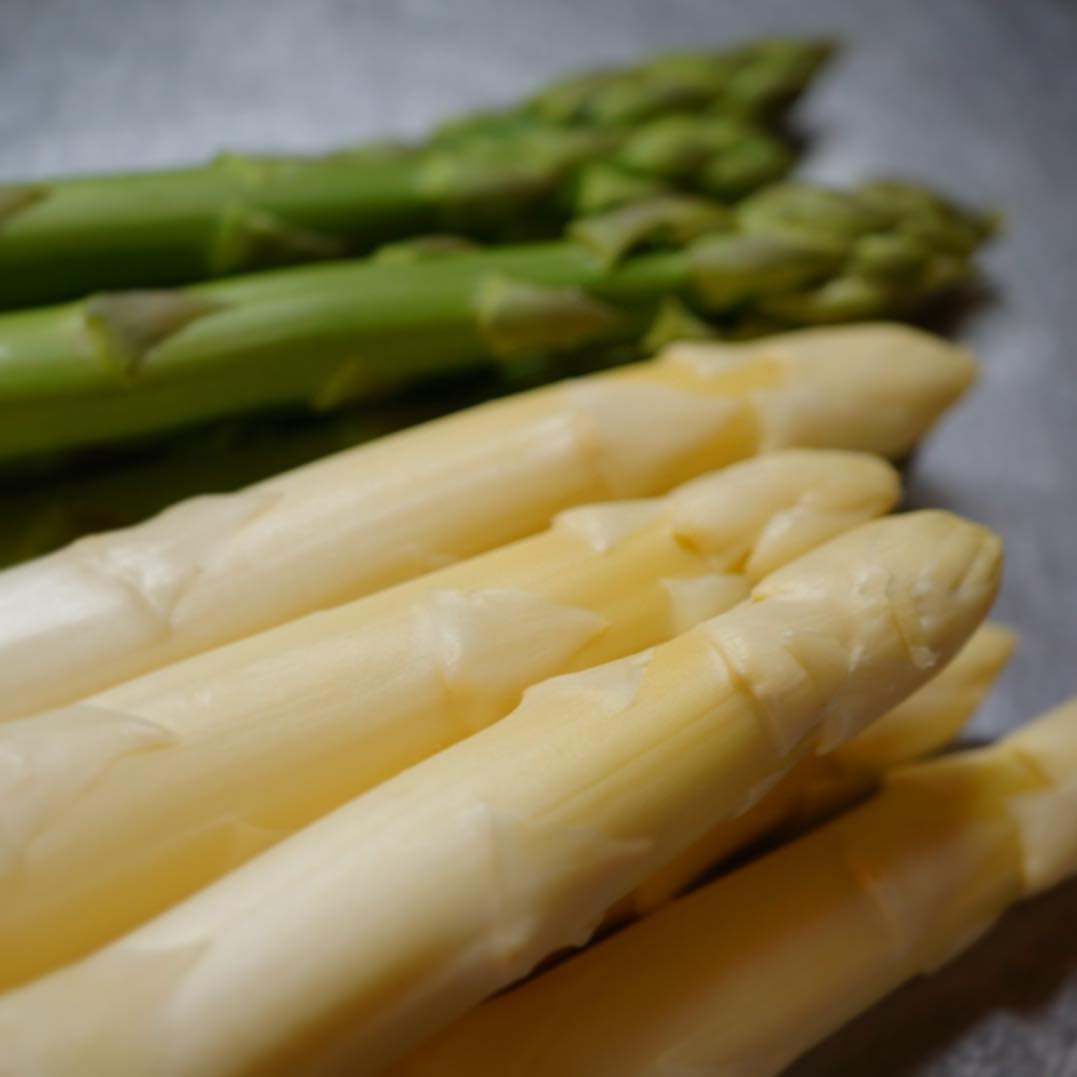 美しい旬のホワイトアスパラとグリーンアスパラ、入荷しました！と言うわけで、これまた旬の新じゃがと合わせてゴルゴンゾーラ風味のグラタンにしますよ！
春の苦味と甘味が嬉しい、早春のグラタンです。（麻）