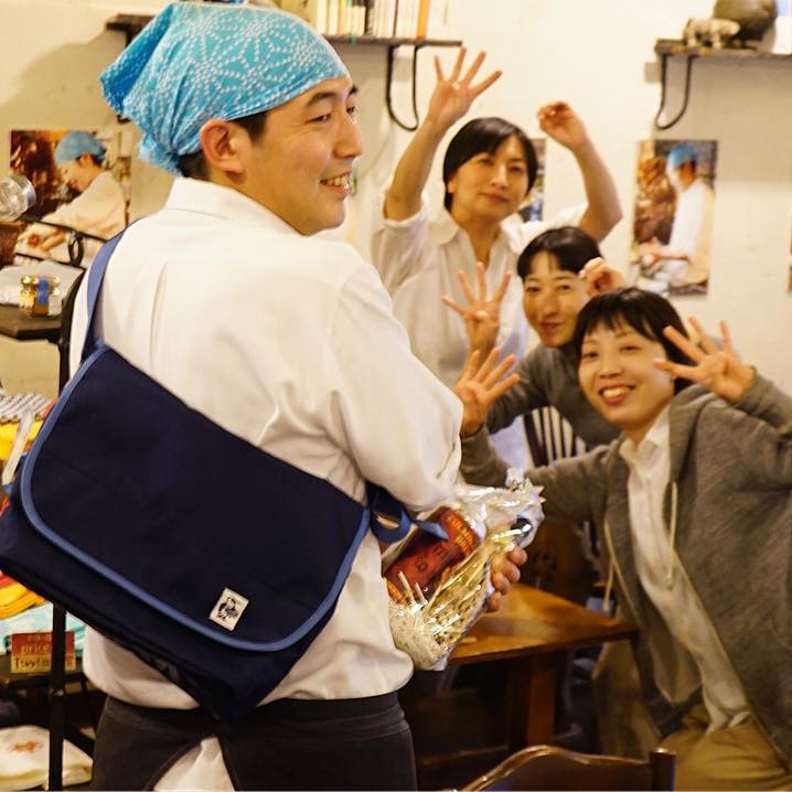 そして本日祝！40th anniversary！はキッチンスタッフナベさんのお誕生日！いやいや、なんだかん当店に来て4年…これからもよろしくお願いしますね、実に頼りにしております、ハイ（笑）（お）