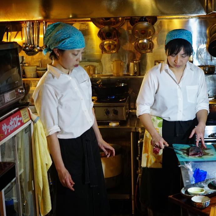 さて、昨日のキッチンスタッフはトミーちゃん、店長ミヤザキからサバの捌き方を伝授！と、さすがにサバはしっかり手応えのある相手と、午後は奮戦奮闘の末に、本日の「サバのマスタードフライ」があるのでございます！（笑）ぜひ！（お）