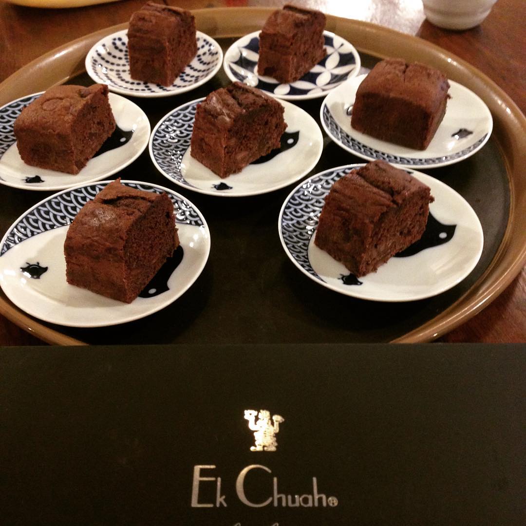 キッチンスタッフなべさんの美味しいものシリーズ。今回は大阪出張のお土産で、Ek Chuah(エクチュア)さんのチョコパウンドケーキです。店長が好きなお店だそうですよ。これまた甘さ絶妙、パウンドの中に濃厚チョコが入ってました。また美味しいものを知ることができました。(うめ)