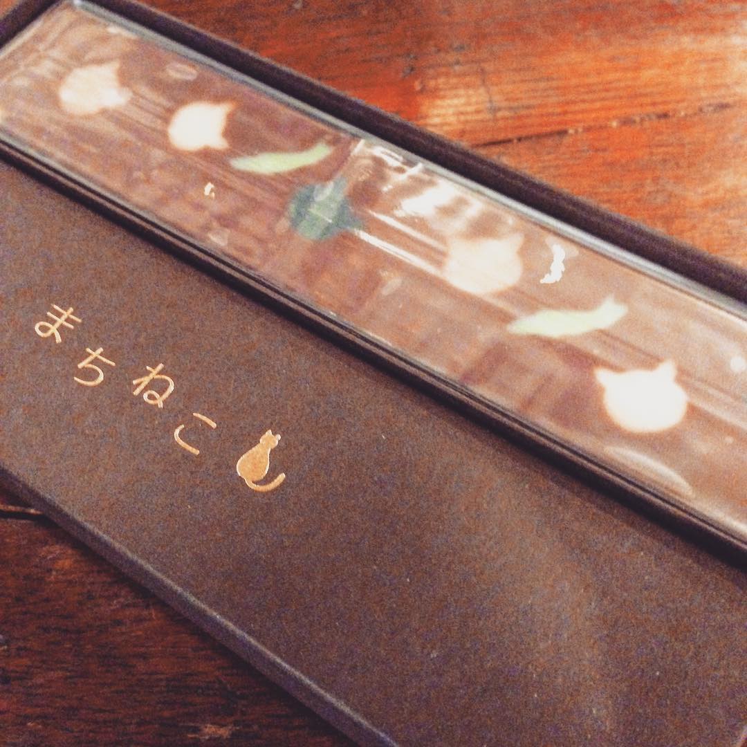キッチンスタッフなべさんは美味しいもの探求に余念がありません。今回は彩雲堂さんのチョコ羊羹。柄も箱もかわいくて、そして甘さ控えめ加減が良い感じのとても美味し楽しいお菓子でした。美味しいもの博士なべさん、ごちそうさまでした！(うめ)