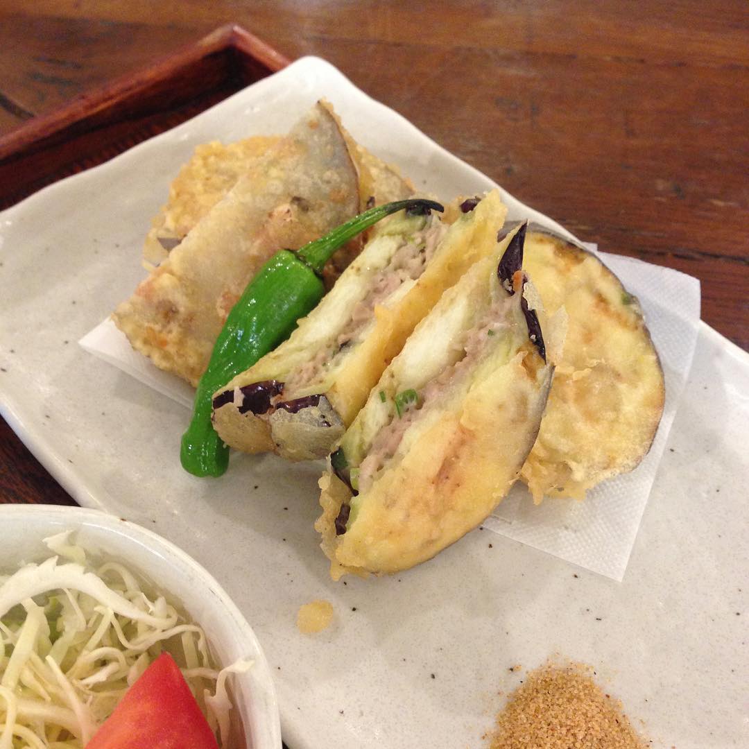 今日のまかないは「れんこんと茄子のはさみ揚げ定食」です。れんこんの歯ごたえも良く甘くて美味しかったです。挑戦してみようかな…(い)