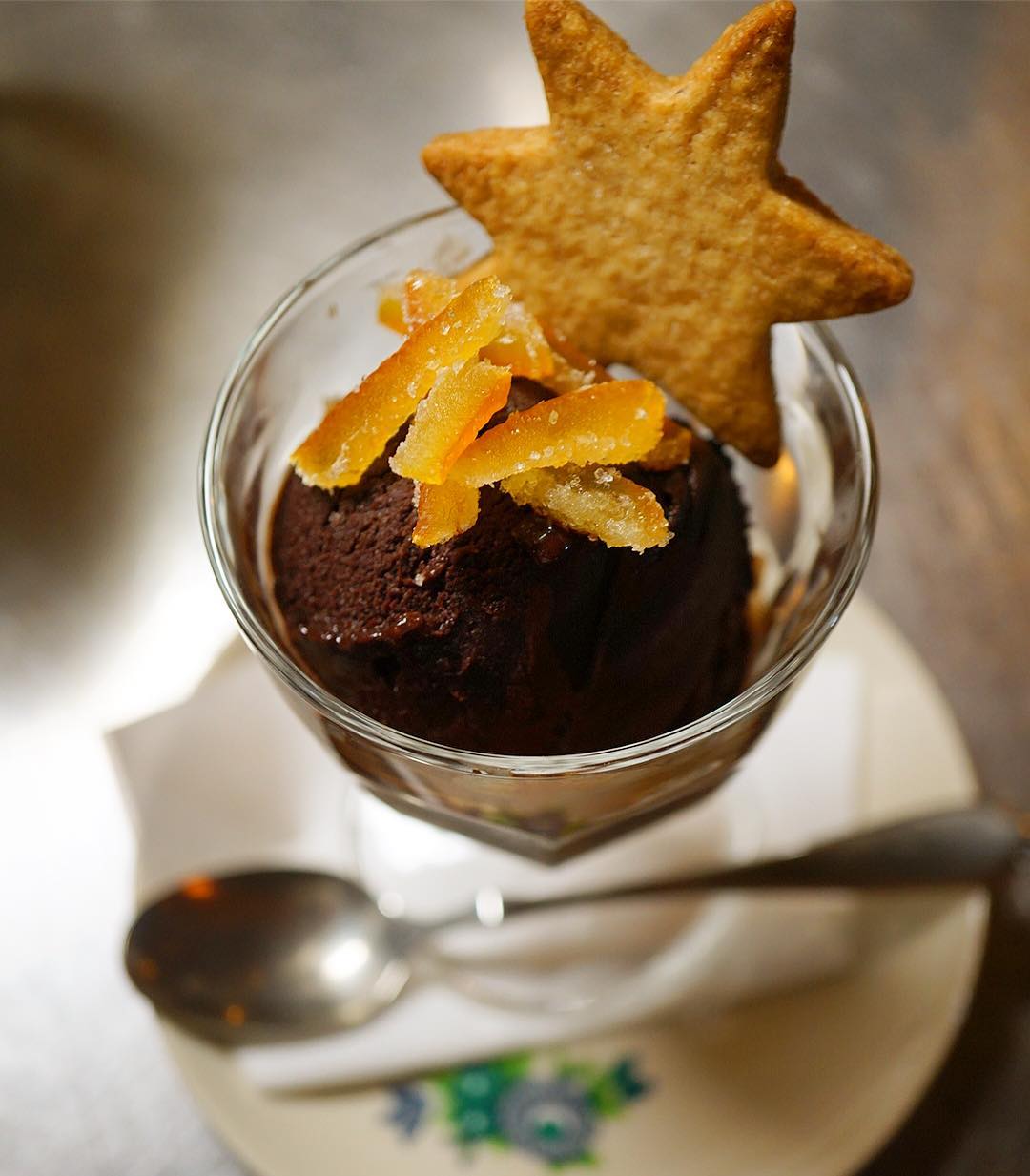 自家製アイスクリームは新作登場！店長ミヤザキ謹製は「ココアのジェラート」！いや、これがビックリするほど濃厚！ひんやりしたスウィートビターな生チョコ感覚！と手作りオレンジピールにシナモンクッキーがまた合いますよ！別腹はぜひ！（笑）（お）