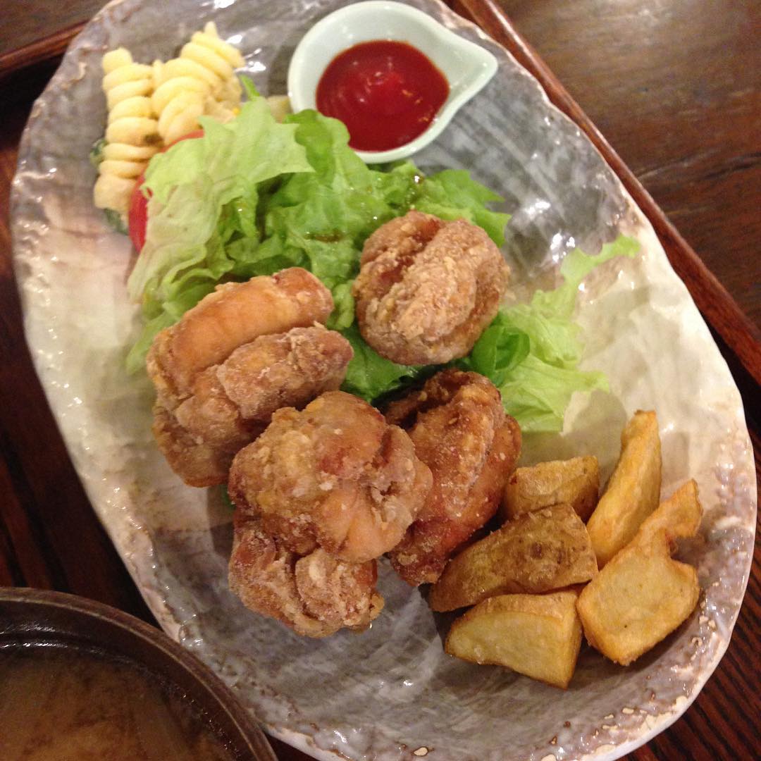 今日のまかないは「鶏のから揚げポテトフライ定食」です。
明日は息子の友達が泊まりに来るのでから揚げを作ろうと思います。(い)