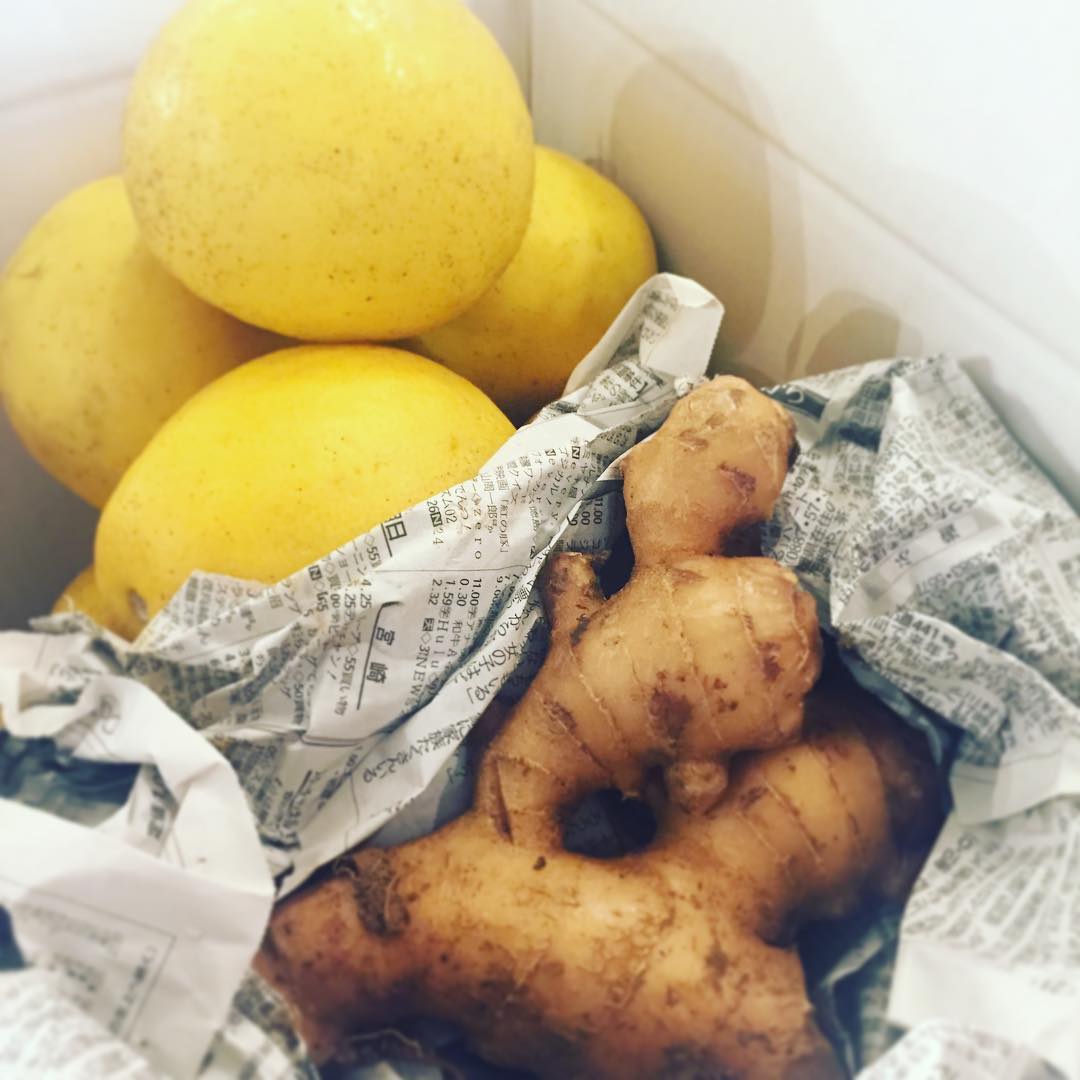 高知といえば、コレでしょ！
文旦と泥付きの立派な生姜が、高知@kiiroのクボさんから届きました。クボさんが一番好きな果物と聞いて、初めて食べた時から店長ミヤザキも大好きになった文旦、もともと大好きだった生姜、高知良いところだなー！生姜と文旦はクボさんがカレー屋さんとしてもお世話になっているという森田農園さんのものだそう。ありがとう、いただきます！なにかメニューでもお出しします！来週かなー（麻）