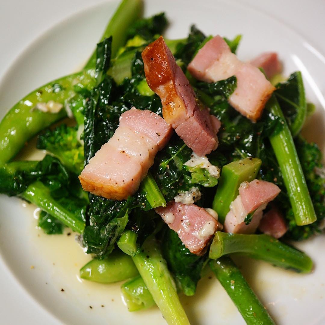 さてと今週はちょっと新メニュー！「春野菜とベーコンのゴルゴンゾーラ蒸し」！ぴかぴか春野菜はアスパラ、ブロッコリー、さとうざやにのらぼう菜！しっかり旨味のベーコンを合わせたら、独特の風味のゴルゴンゾーラチーズを散らしてすっかり蒸し焼きがイイネ！（お）