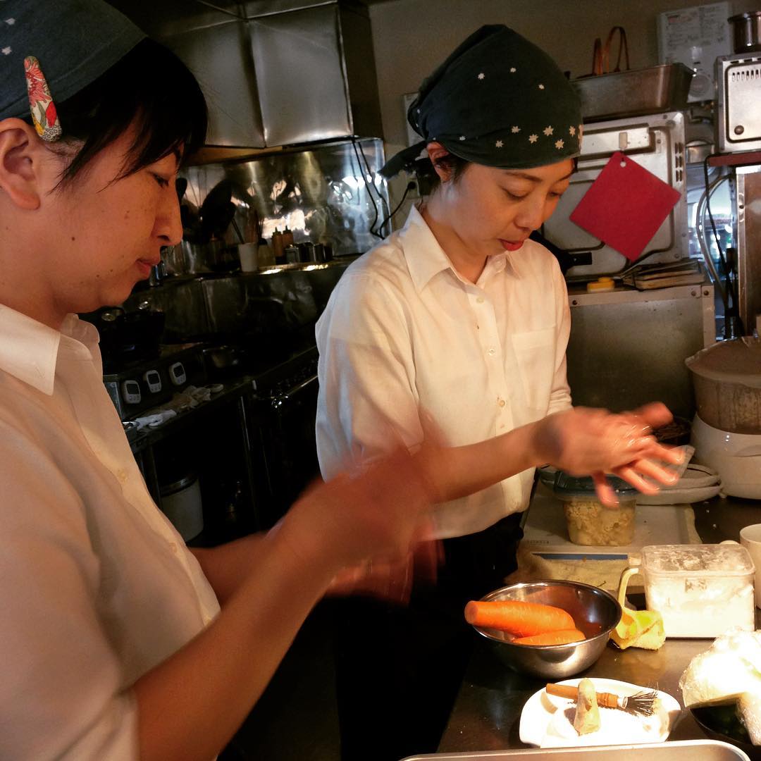 トミーちゃんのまかないハンバーグ成形デビューです。店長にならって肉を叩き成形するトミーちゃん。やきあがりは「悪くないよ(^^)」と店長に評価いただいてました。トミーちゃん、前進です|(￣3￣)|。(うめ)