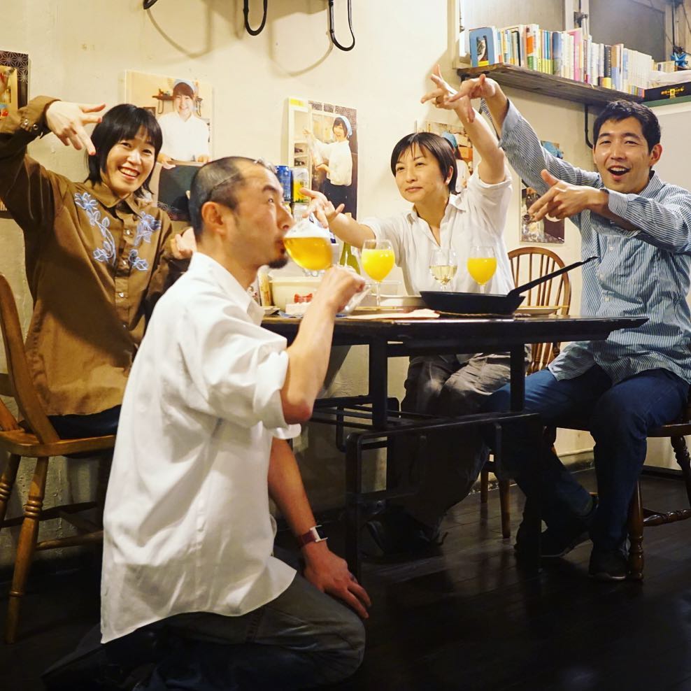 さてと日付け変わってしまいましたが本日はワタクシ当店名物店員okayanは49歳になりました、みなさんありがとうございます。スタッフにお客さん、あれこれすてきなプレゼントもいただいちゃったりもして感謝感激…って「ビール」「いちご」「ゾウ」などみなさんワタクシの好きなものよくご存知でいや、ホント恐縮です！（笑）
と、明日の昭和の日は月曜日、当店定休日ですよと、お間違いなく！（お）