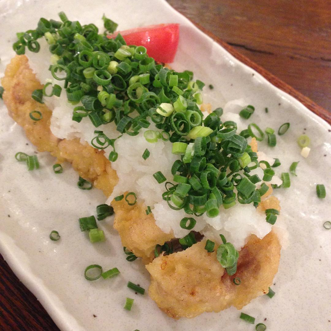 今日のまかないは「ねぎとん定食」です。
ねぎとんにポン酢を全部かけてお皿を斜めに。
旨味たっぷりの大根おろしをご飯にのせて食べました。(い)