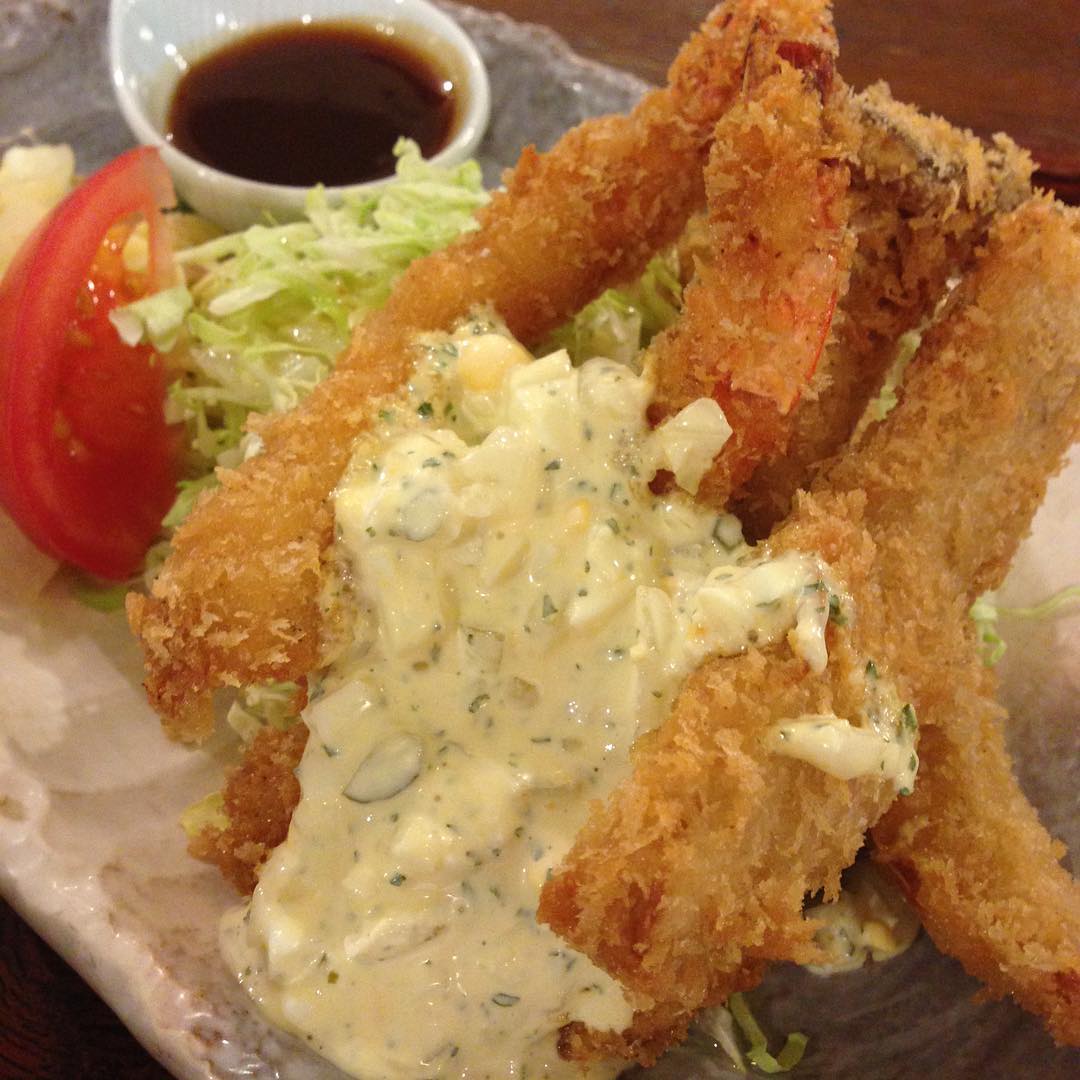 今日のまかないは「エビフライ きのこフライ定食」です。タルタルソースがたっぷりかかったエビフライから食べました。(い)