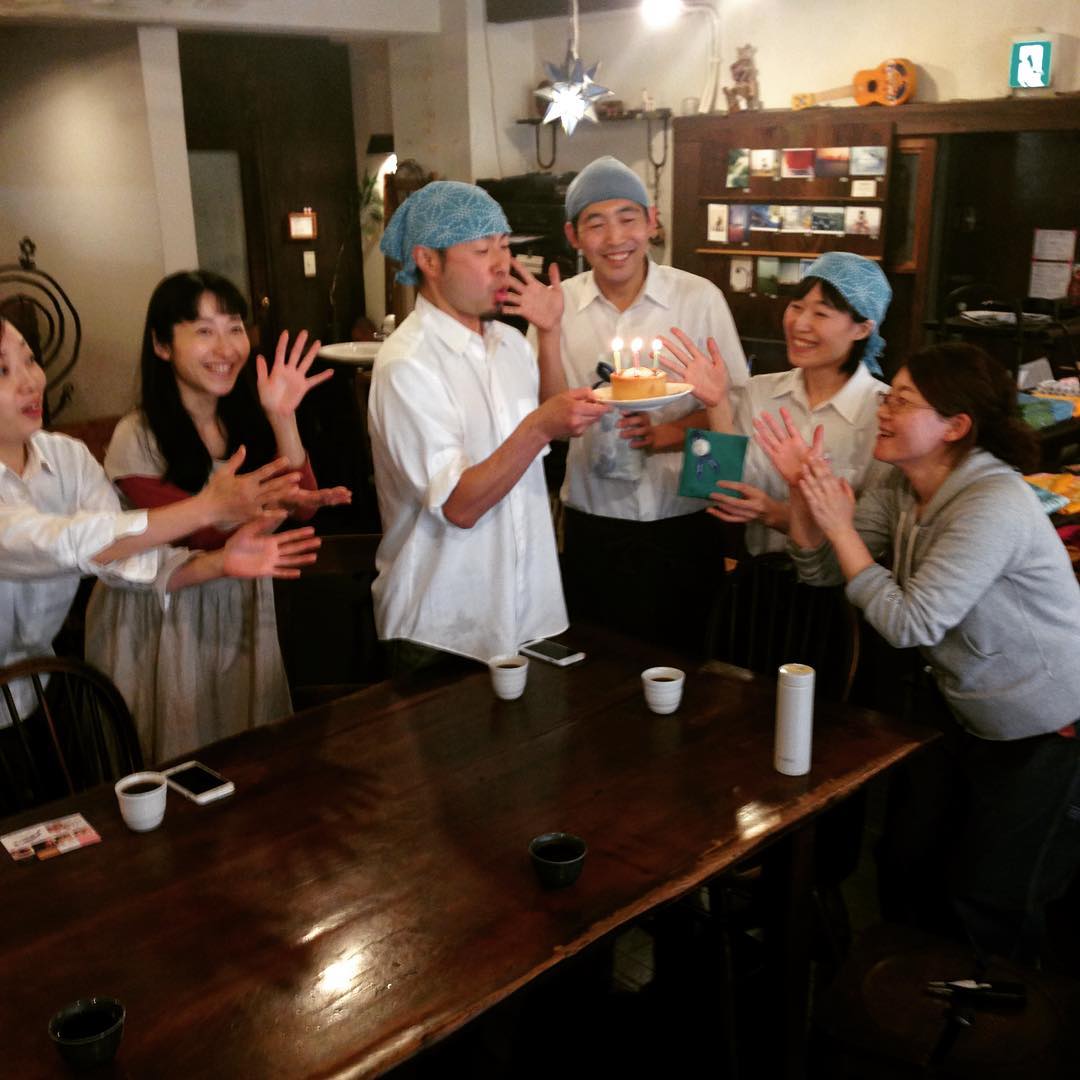 本日okayanの誕生日です！おめでとうございます！
ケーキはキッチンスタッフなべさんから。
20代よりも今が楽しいと今日話してくれました。年をとるのは面白い！と思わせてくれるオーナーの下で働けることは心強いです。健やかで楽しい1年を過ごしてください。おめでとうございます。