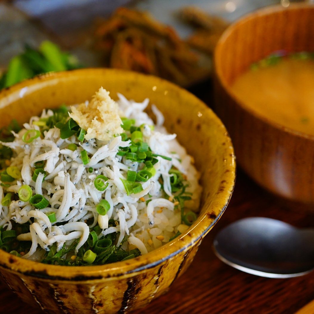 さてと遅番いのっちの賄いにフライングされちゃったけど（笑）土曜日のランチも高知みやげは木曜市で仕入れて来たしらすで「釜揚げしらすどんぶり御膳」！薬味たっぷりでいただきます！もちろんすてきなお惣菜三品付き！週末のお昼時はぜひ！（お）