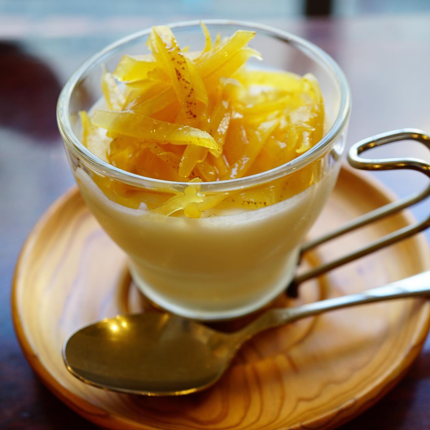 さて、高知みやげ特集、まだまだ続きますよー。森田農園さんで収穫した無農薬の小夏！サラダでお出ししていますが、あまりの美味しさに、勿体無いから皮も使おう！と、マーマレードを作り、さらには珍しく店長ミヤザキによるデザートへ！ 
ヨーグルトプリン・小夏と柚子のマーマレードのっけ。
ヨーグルトはゼラチンで固めてますのでゼリーと言うべきかもしれませんが、食べた感じはプリンぽいので、プリンとさせていただきとうございます。小夏の皮は、高知から一升瓶で買って帰った柚子果汁と合わせてマーマレードにしてあるので、爽やかったら爽やか！小さめサイズなので、食後にもペロリといけちゃいますよー。ぜひぜひ！（麻）