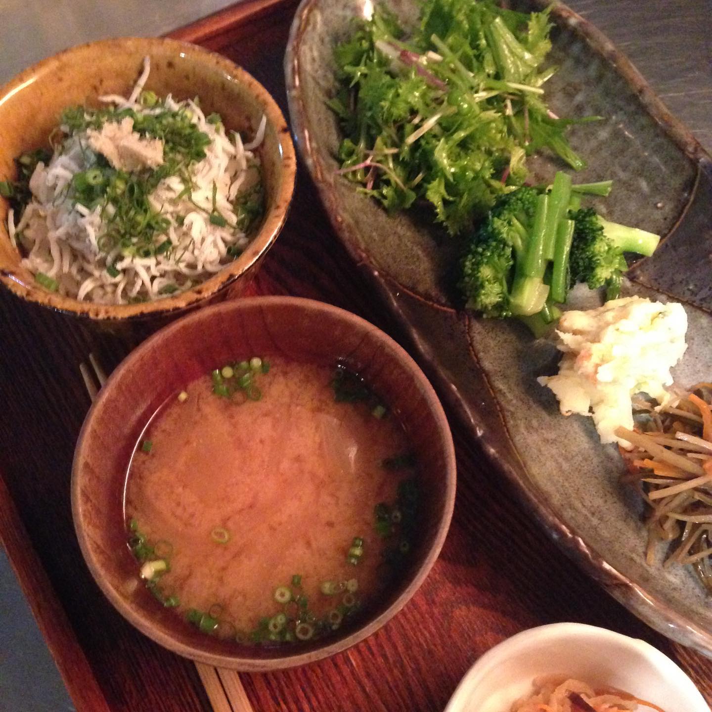 お店の連休明け夜シフトまかないです。
しらす丼も小夏のサラダも最高です。(い)