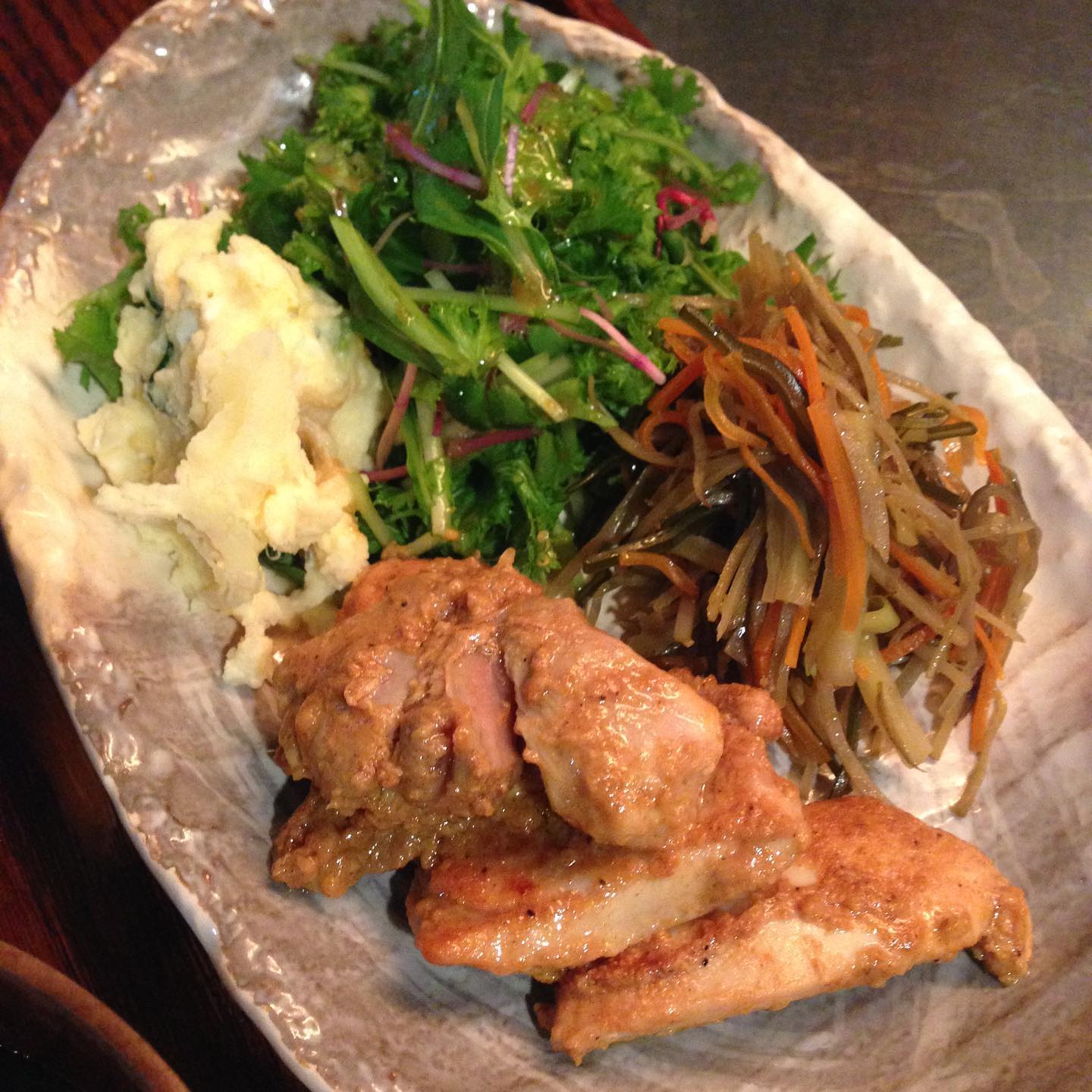 こんばんは。いのっちです。今日は夜シフト。
これからまかないをいただきます。初のタンドリーチキン。お肉も柔らかくて何個でもいけちゃう。みなさん、お店で食べてみてくださいね。