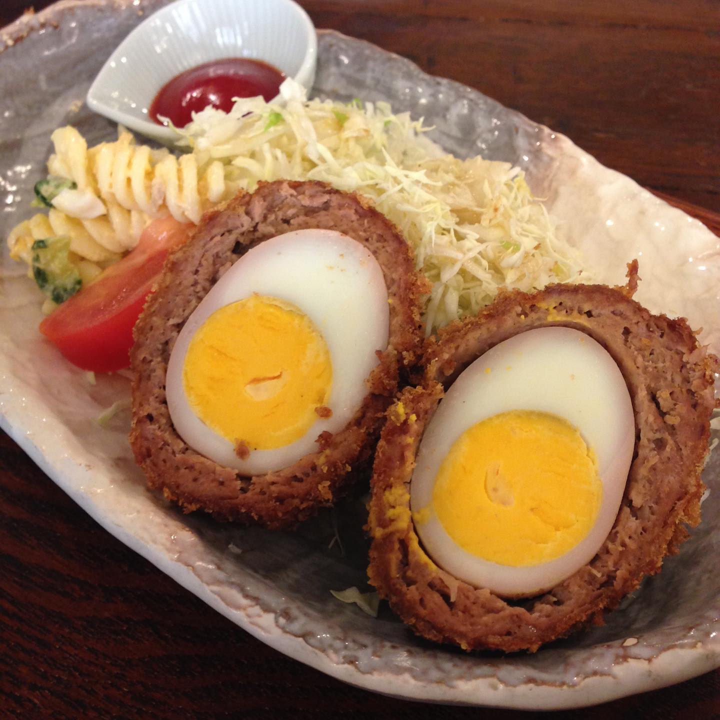 今日のまかないは「スコッチエッグ定食」です。
昨日タンドリーチキン作りました。鶏の胸肉が安かったので胸肉で作りました。美味しくできたけどもも肉ならもっと美味しかったと思います。(い)