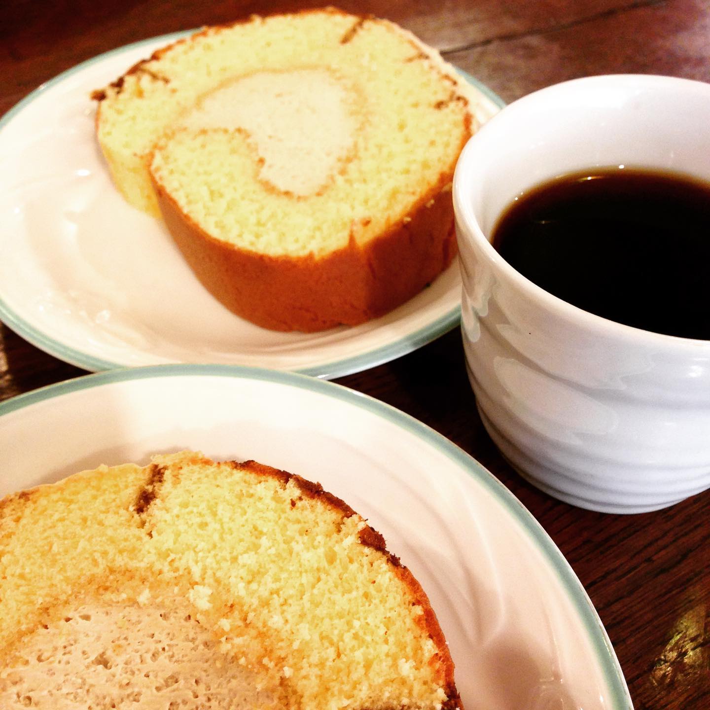 キッチンスタッフ、なべさんからの差し入れ、武蔵境のパリジェンヌさんのキャラメルロール。店長が小さい頃通っていたお店で、ホールのミウちゃんは今も大好きなお店だそうです。ふかふかの生地にたっぷりクリーム、夢のあるロールケーキでした。ごちそうさまです。(うめ)