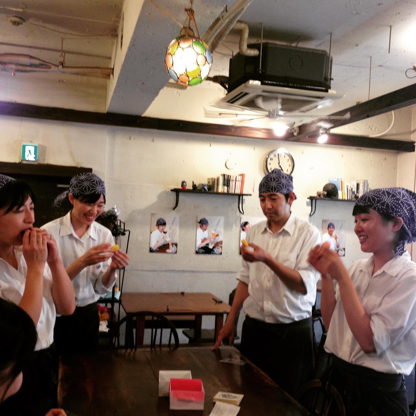 常連のお客様からいただいたマカロン争奪戦が終わってむさぼっている図です。争奪戦の真剣さがすごかった。
茅ヶ崎の洋菓子屋さんのマカロン、箱も中身もとても可愛くそして美味しかったです。
ありがとうございました！(うめ)