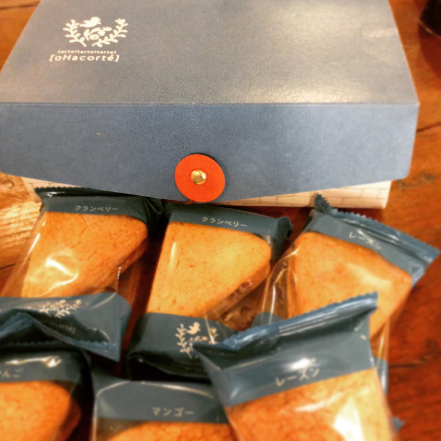 ５月にキッチンスタッフの仲間入りした「ぐら」。ぐらのお父さんが上京とのことで、美味しいお菓子をぐらが指定して買ってきてくださいました。箱の色合い、デザインがまず可愛くて素敵。そして甘すぎないフルーツとクリームがぎっしり。とても美味しかったです。ぐらお父さんありがとうございました！(うめ)