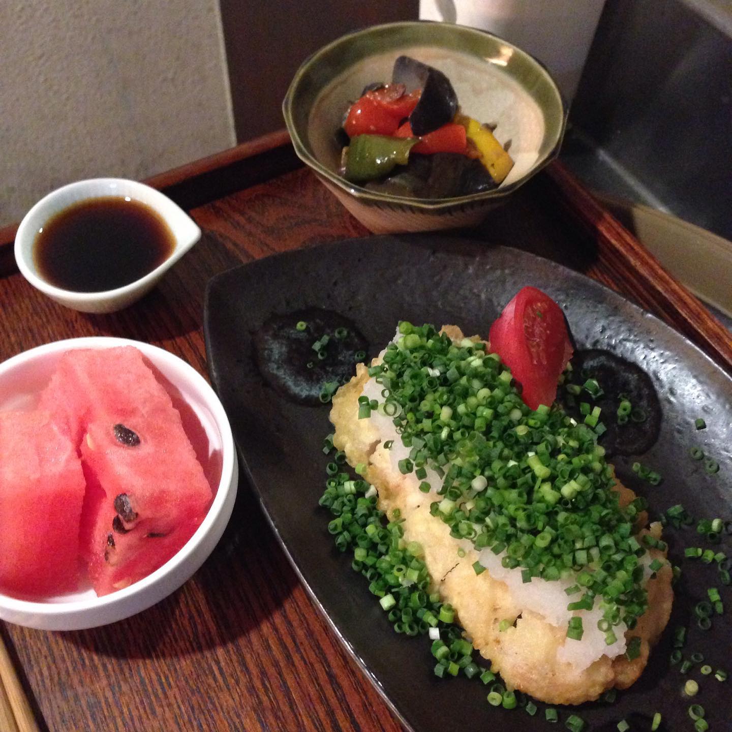 こんばんは。いのっちです。今日は夜シフト。
これからまかないをいただきます。ねぎとんに夏野菜の梅オイル、お客様からの差し入れのスイカ。オマケが嬉しい。(い)