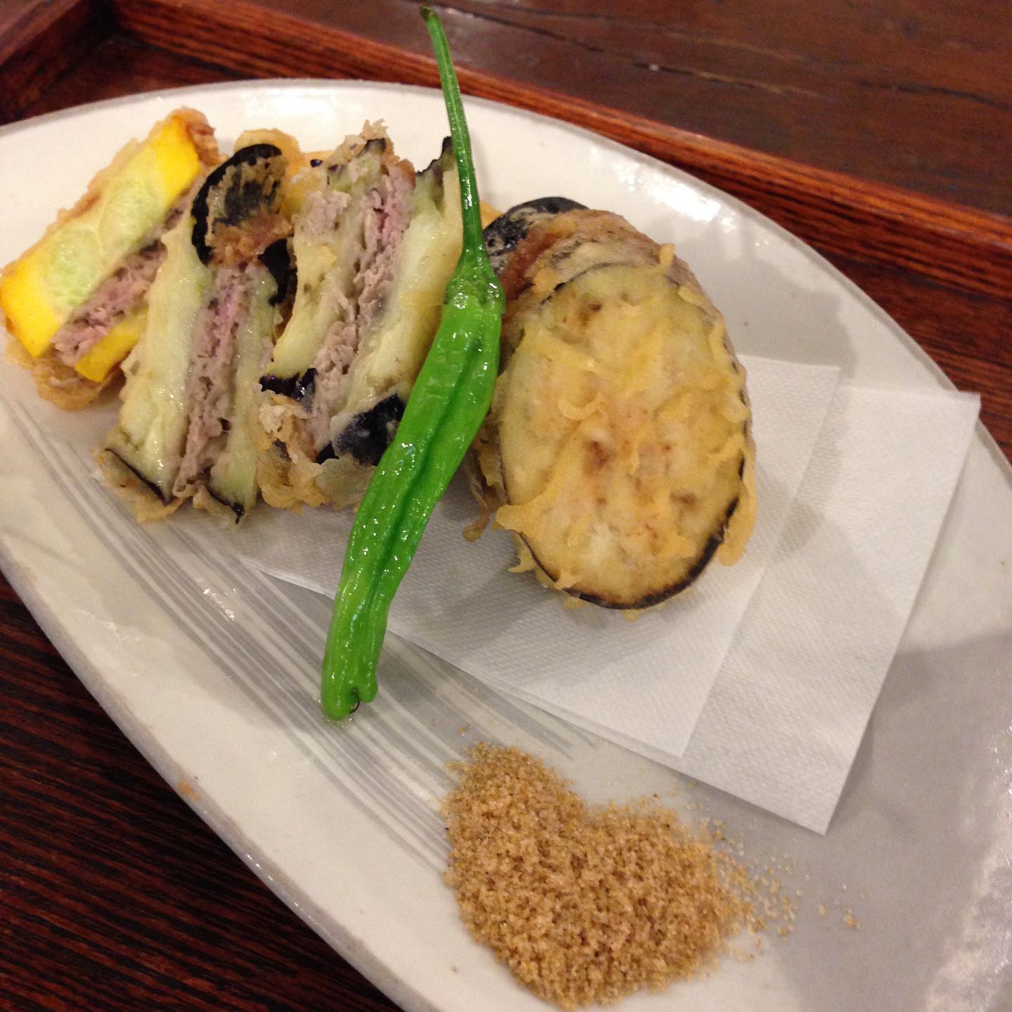 今日のまかないは「なすとズッキーニのはさみ揚げ定食」です。
先日はらっきょうの甘酢漬け、昨日は梅シロップを漬けました。できあがりが楽しみです。(い)