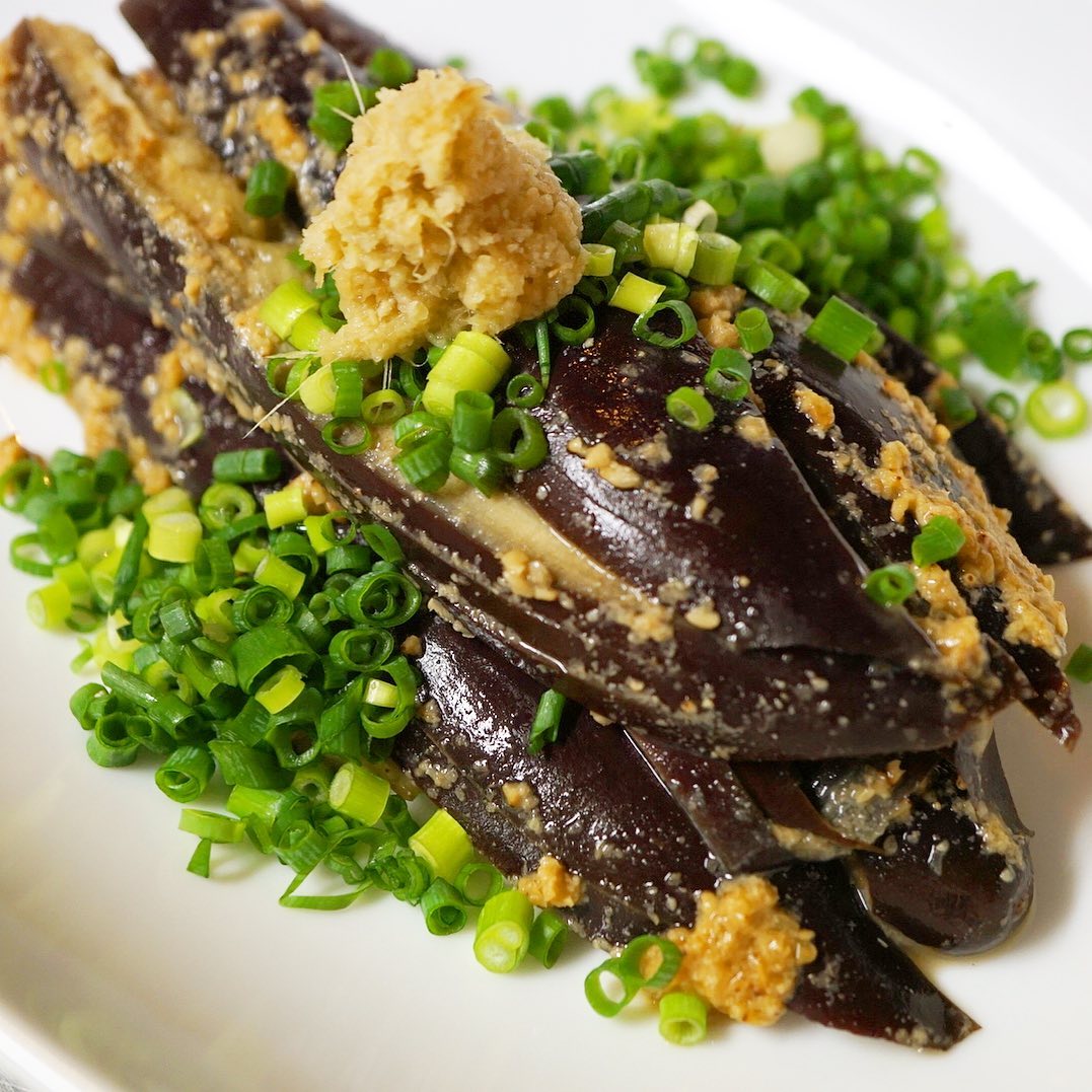 さて！昨夜から登場は夏の小さな前菜！「冷やし茄子・ごましょうゆだれ」いや、しっとり茄子のおいしさは大人になってわかるもの！にんにく風味の旨口ごましょうゆだれが思いがけずおいしい！茄子ってこんなたべ方あるんだね！と目からウロコの一品です！（お）