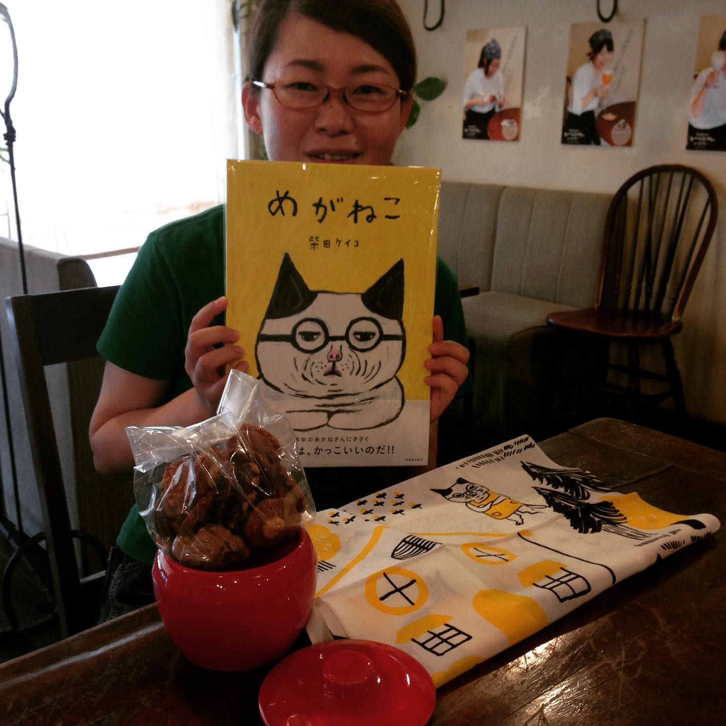 わたくしごとながら本日誕生日を迎えました。店長から私に似ている絵本、なべさんからかわいい器つきクッキーいただきました(いつも美味しいものをありがとう)。こんな穏やかな人相目指して今年もがんばります。(うめ)