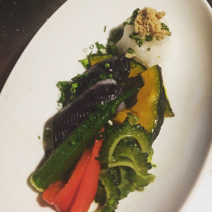 夏野菜のあげびたしサラダ、ひんやり、しみしみー。お出汁をかけてできあがりです（麻）