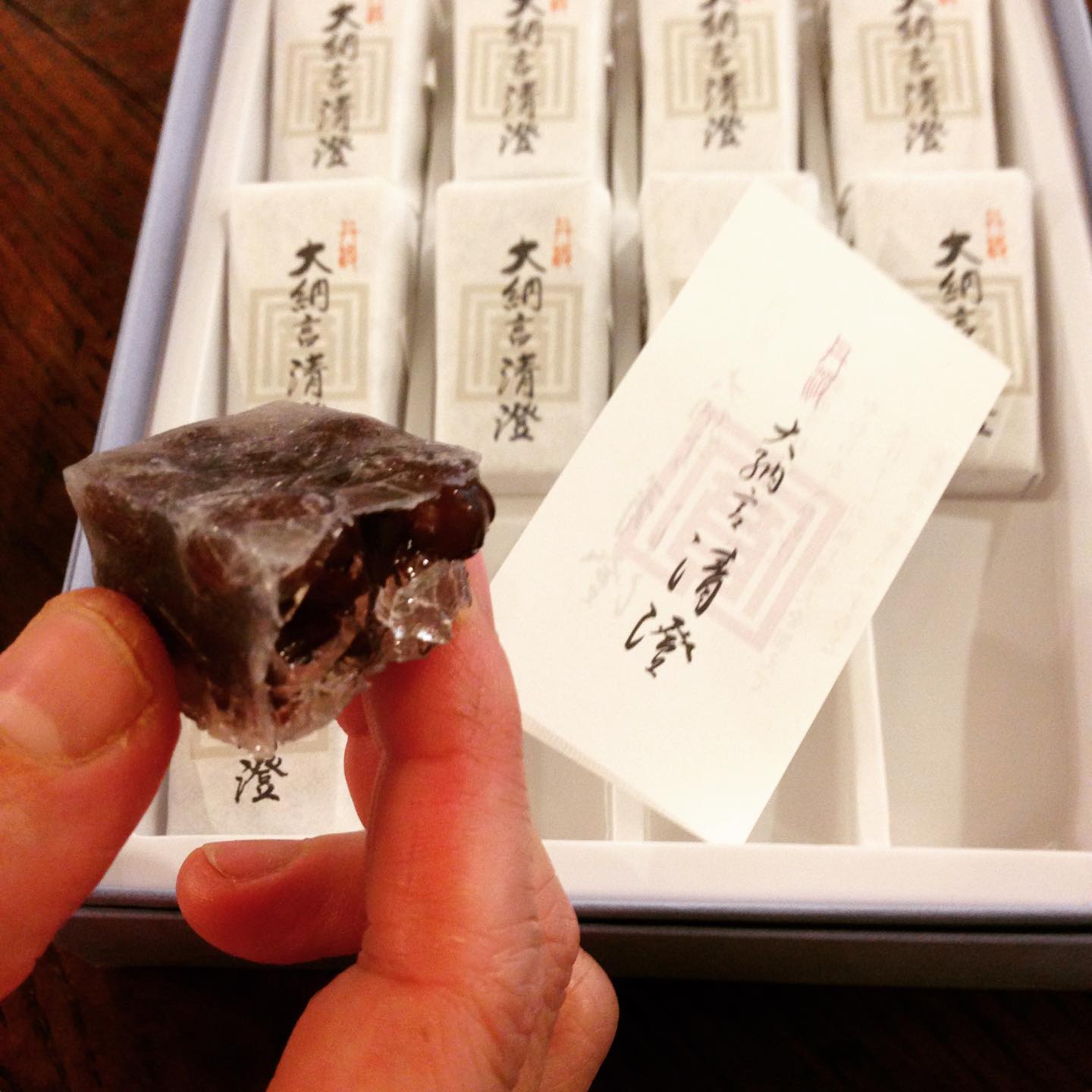 おなじみのお客様からいただきました。やわらか〜く煮た小豆を寒天で固めた涼しげな和菓子。大人だ、大人のお菓子だ！愛でながらいただきました。ありがとうございます。(うめ)