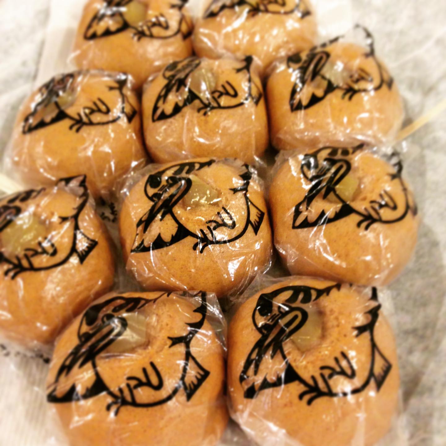 今日は新しいホールスタッフ、もりこのお母さんがご来店、差し入れいただきました。小平銘菓「こげらまんじゅう」。忙しかったランチあとの甘いもの、癒されます、とても美味しかったです。もりこお母さんありがとうございました。(うめ)