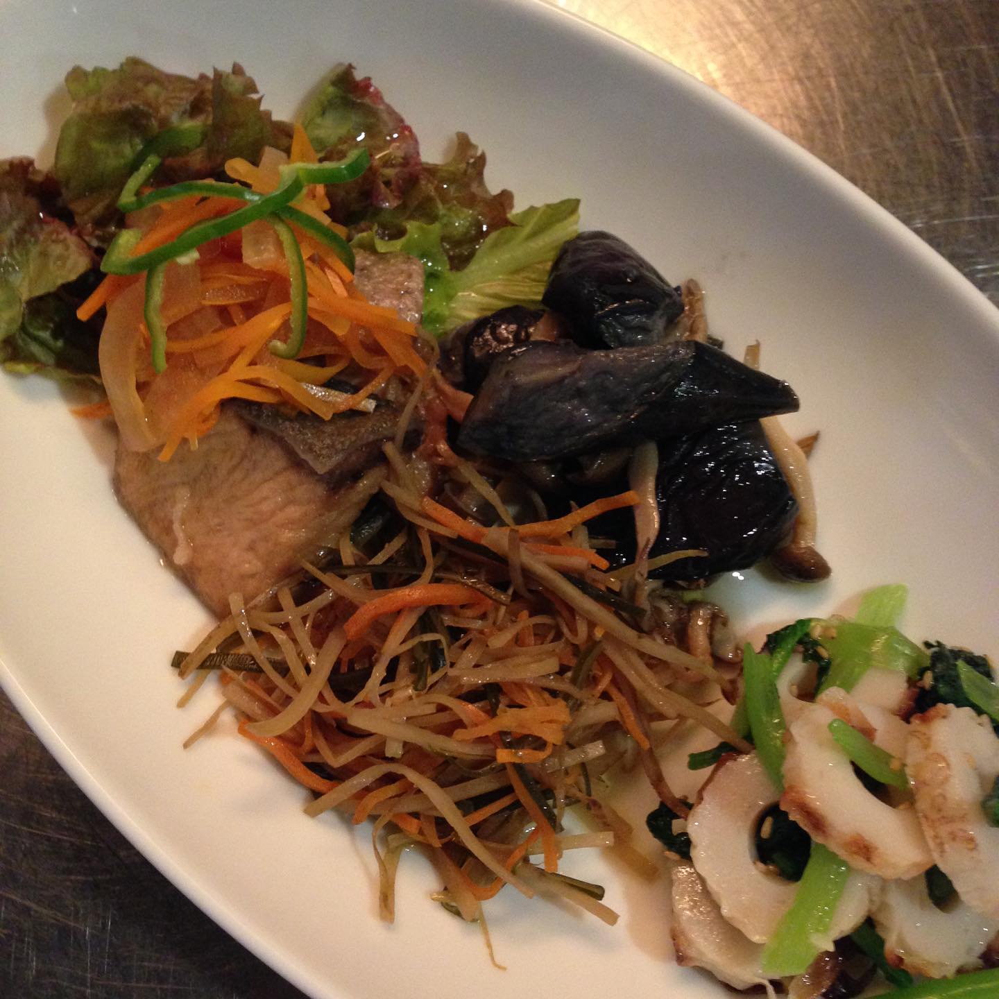 今日は夜シフト。早めにまかないいただきました。大学生のミウちゃんと初シフト。頑張ろう(い)