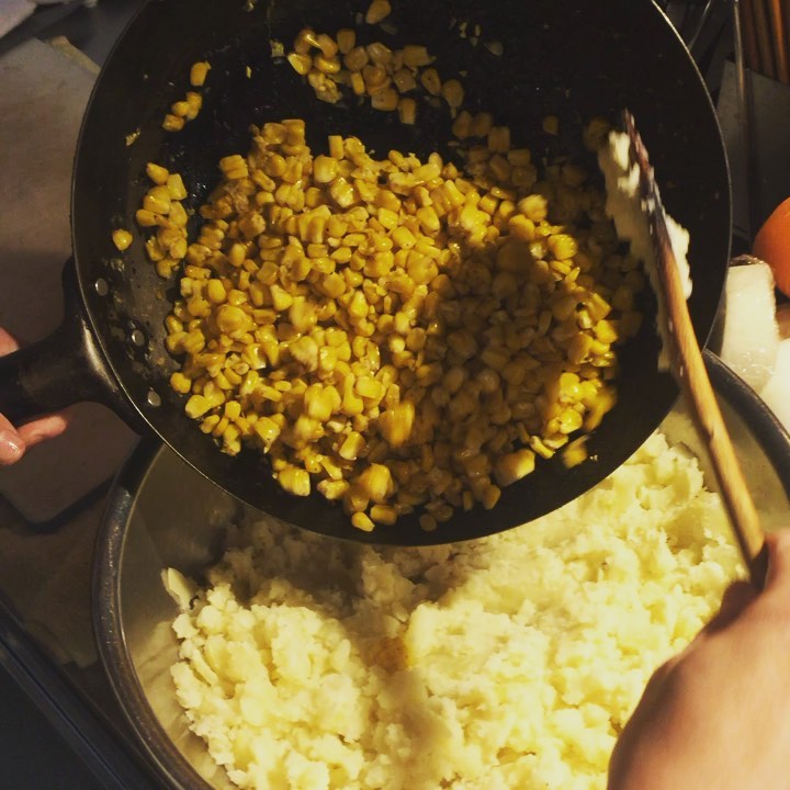 茹でたてのトウモロコシをたっぷりバターコーンにして混ぜ込んだ、トウモロコシのポテトコロッケ！本日からですー。ほいさほいさ！と混ぜてます！（麻）