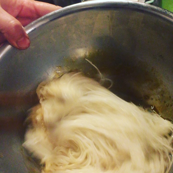 スバヤクまぜて、スバヤク出して、スバヤク食べていただくのがキモ！ 当店のB級グルメの代表作、オイスターたまごそうめん。動画を初公開〜！（麻）