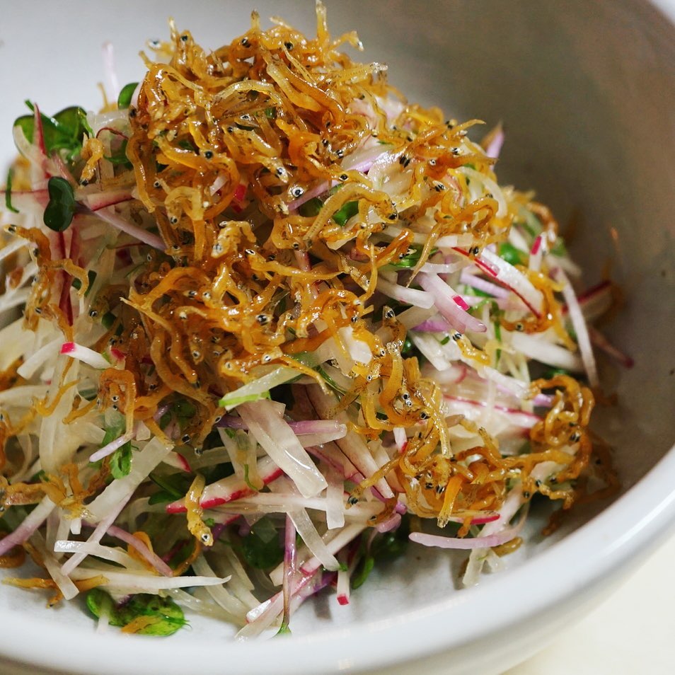 さてと新作夏サラダは「こうみやさいと揚げじゃこのサラダ」！さくさく千切りにした赤大根に緑の葉物香味野菜をあわせたら、カリカリに揚げたじゃこをたっぷり振りかけて、旨口にんにくレモンドレッシングでさわやかにお召し上がりっ！もりもりたべやさい！（笑）（お）