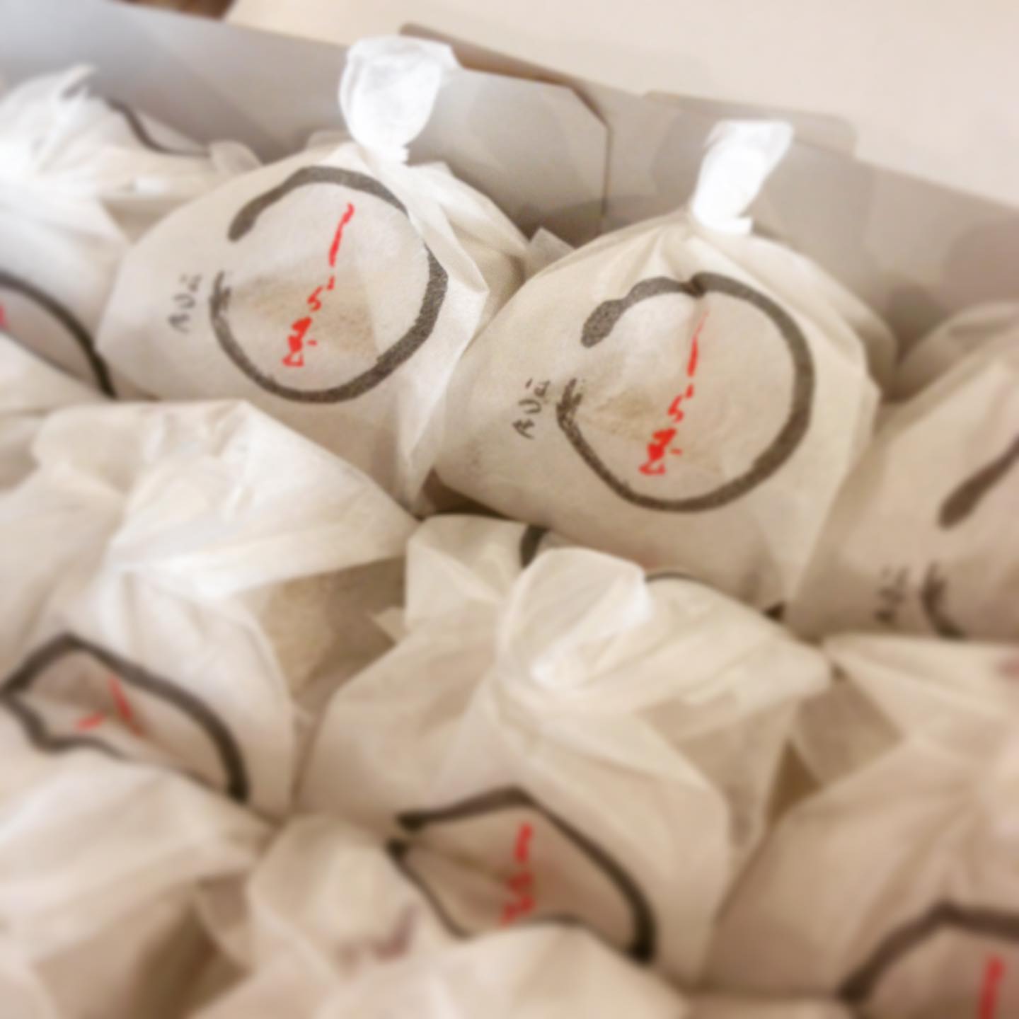 キッチンスタッフなべさんの弟さんが昨夜ご来店。暑い中ありがとうございました。そして美味しい差し入れ、さすが渡辺家！3、４個一気に食べれますね。ごちそうさまです。差し入れをいただくことが多いリトスタ。皆さんにいただいた気持ちを励みにがんばります。(うめ)