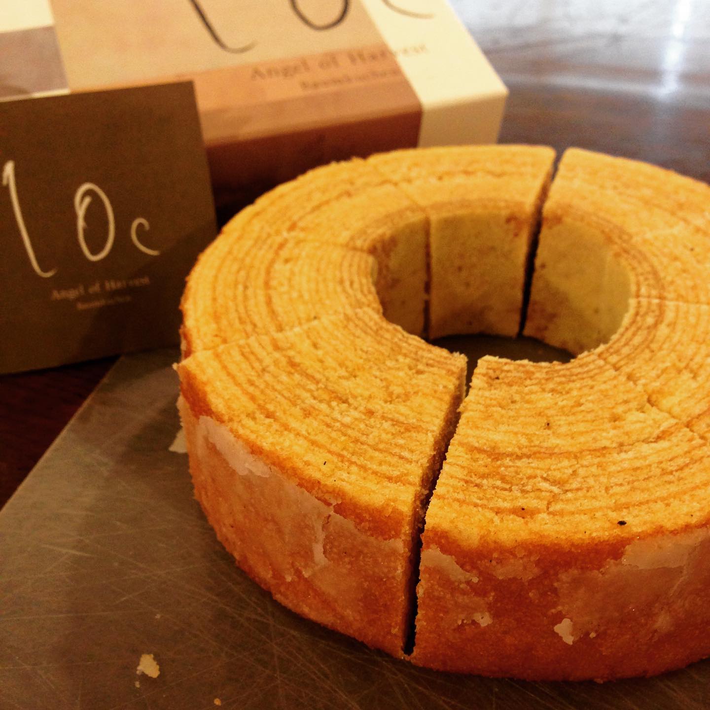 okayanと店長が5月にクボさんのカレー屋さんを訪ねる高知旅行で、いろいろナビゲートをしてくれた「べえやん」さん。先日何の前触れもなくリトスタにご来店、店長(okayan不在の日)びっくり！高知のクボさんもびっくり！な面白い「べえやん」さん。そのとき高知の美味しいバームクーヘンお土産にいただいたのを、満を持して本日いただきました。フカフカで美味しかったです。べえやんさん、楽しいサプライズありがとうございました！(うめ)