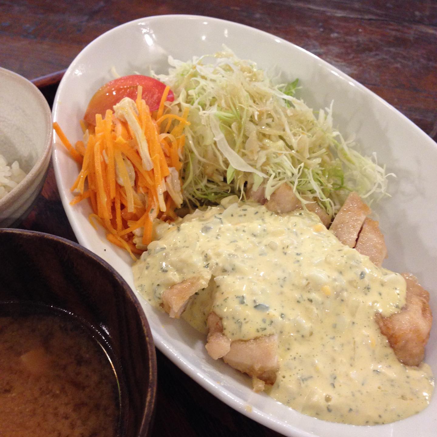 今日のまかないは「甘酢チキン タルタルソース定食」です。この後、マンゴープリンを食べて帰る予定なので白米少なめにしました。マンゴープリンは今日までですよ〜。(い)