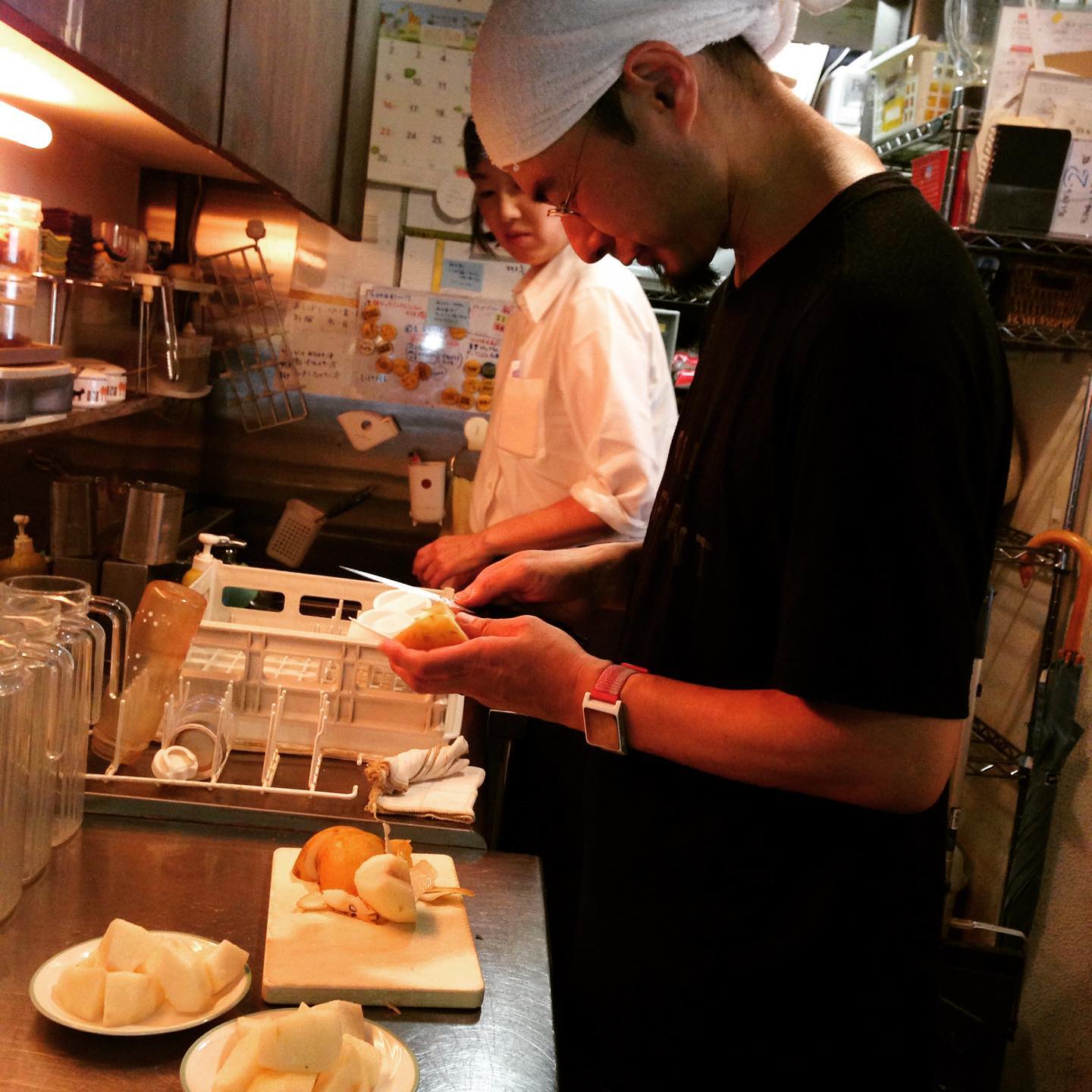 暑いね〜、と言いながら、okayanが梨を剥いてくれました。ランチ準備万端です。
皆さん、ご来店お待ちしてます！(うめ)