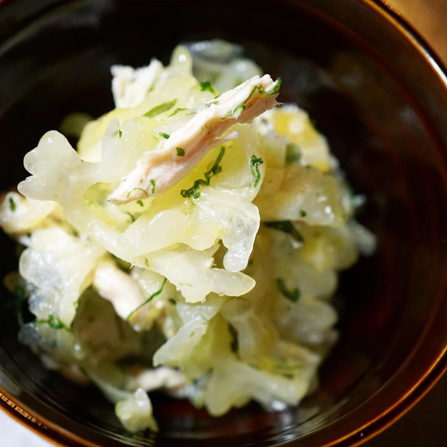 高知・森田農園さんの美味しい野菜シリーズ、白ゴーヤ！ バニラキッズ という品種で、惚れ惚れするほど白くて、苦味は控えめ。料理してもキレイで楽しいです。今回は「白ゴーヤと蒸し鶏のサラダ」でお出ししています！（麻）