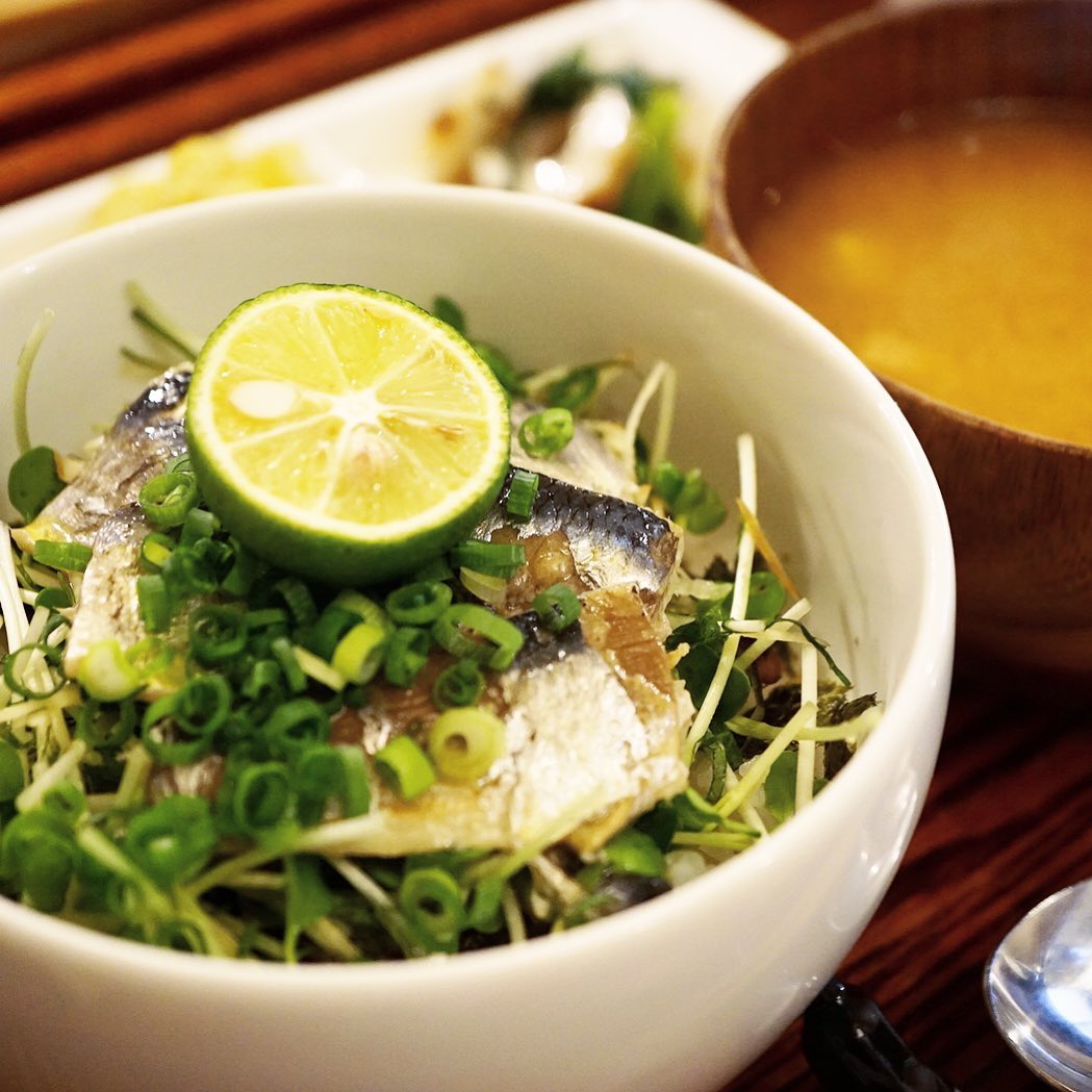 さてと新御膳は「いわしのコンフィと香味野菜どんぶり御膳」！と夜はすっかり大人気のメニューはすだちを絞ってまずはさっぱりお召し上がり、さらにちらりとお醤油で旨味がぐんと増して和風もイイネ！と二度おいしい！もちろんすてきなお惣菜三点盛り付き！（お）