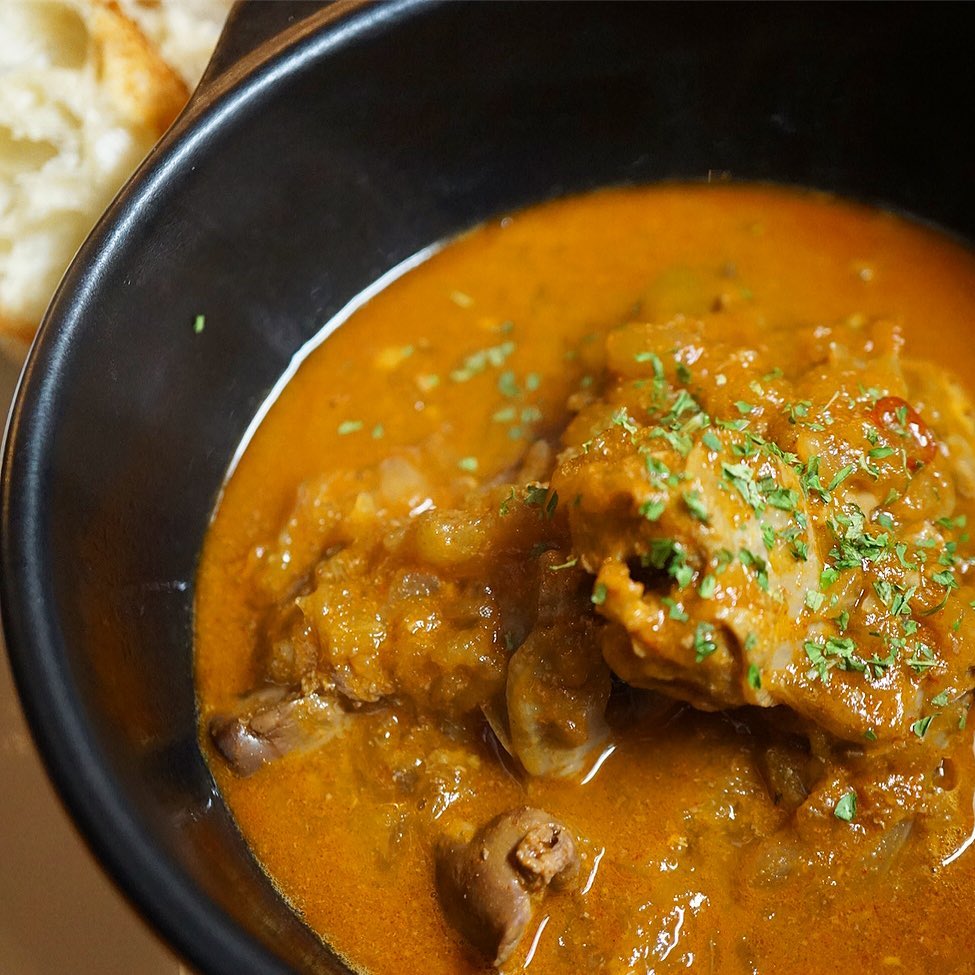 さてと今週末は久しぶりの登場はポルトガル風の鶏砂肝レバーのスパイシーなピリ辛煮ものは「ピピッシュ」！いや、これが実に旨口でワタクシ実に好みなんですが、通風の敵なんだよなぁ（苦笑）。みなさんは遠慮なくぜひ！（笑）（お）